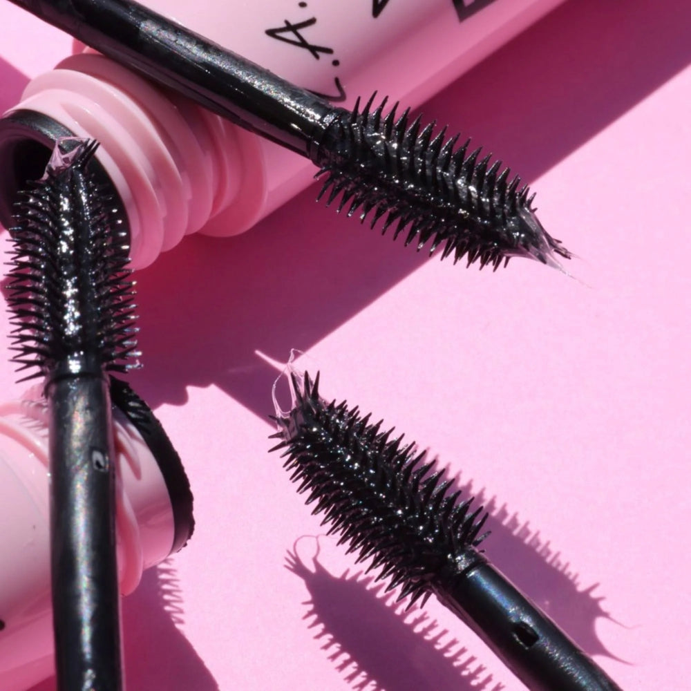 Close-up of the L.A. Girl Brow Perfect Gel applicator showing the textured brush designed to shape, lift and set brow hairs.